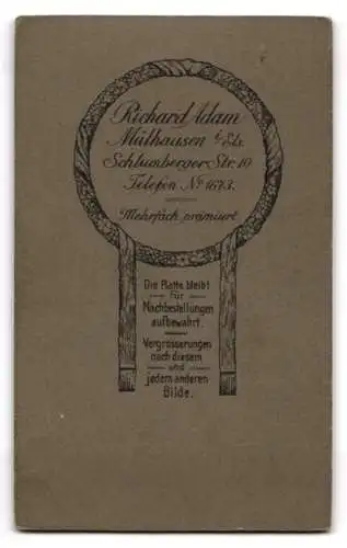 Fotografie Richard Adam, Mülhausen i. E., Schlumbergerstrasse 10, Soldat in Uniform mit Mantel und Krätzchen