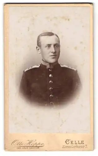 Fotografie Otto Hoppe, Celle, Altencellerthorstrasse 7, Junger Einjährig-Freiwilliger Uffz. des 77. Regiments in Uniform