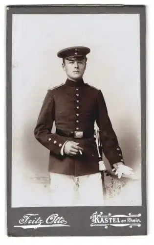 Fotografie Fritz Otto, Kastel am Rhein, Junger Soldat des 88. Regiments in Uniform mit Bajonett und Portepee