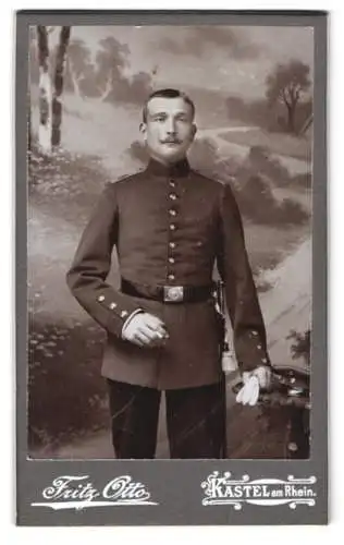 Fotografie Fritz Otto, Kastel am Rhein, Soldat des 88. Regiments in Uniform mit Bajonett und Portepee