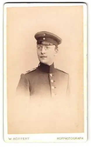 Fotografie W. Höffert, Düsseldorf, Alleestrasse 40, Einjährig-Freiwilliger in Uniform des 39. Regiments mit Brille