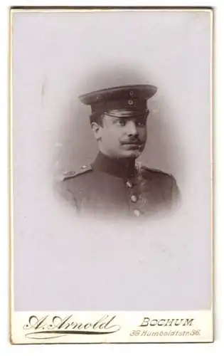 Fotografie A. Arnold, Bochum, Humboldtstrasse 36, Soldat des 39. Regiments in Uniform, Büstenportrait