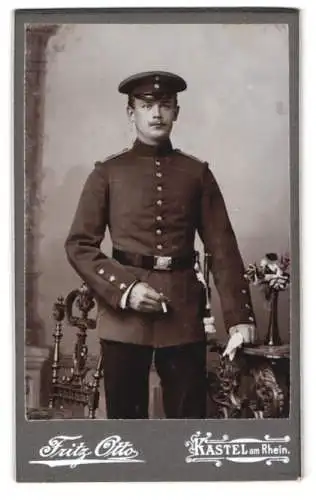 Fotografie Fritz Otto, Kastel am Rhein, Junger Soldat des 88. Regiments in Uniform mit Portepee und Bajonett