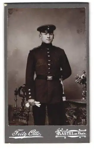 Fotografie Fritz Otto, Kastel am Rhein, Junger Soldat des 88. Regiments in Uniform mit Bajonett und Portepee