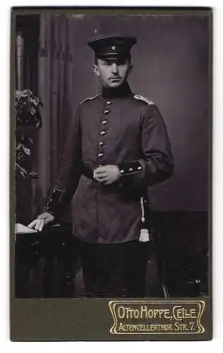 Fotografie Otto Hoppe, Celle, Altencellerthor Str. 7, Soldat des 77. Regiments in Uniform mir Portepee und Bajonett