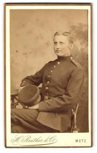 Fotografie H. Reuther & Co., Metz, Steinweg 4, Junger Soldat des 67. Regiments in Uniform mit Bajonett und Portepee