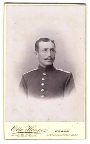 Fotografie Otto Hoppe, Celle, Altencellerthor Str. 7, Soldat des 77. Regiments in Uniform, Brustbild