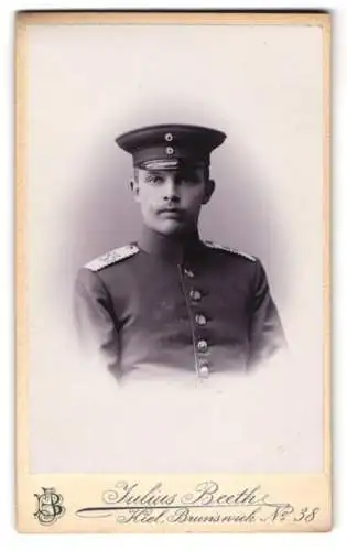 Fotografie Julius Beeth, Kiel, Brunswiek 38, Einjährig-Freiwilliger des 85. Regiments in Uniform