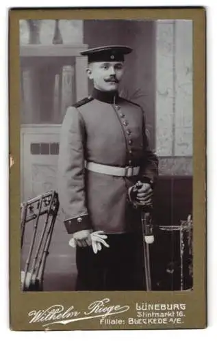 Fotografie Wilhelm Riege, Lüneburg, Stintmarkt 16, Soldat des 16. Regiments in Uniform mit Degen und Portepee