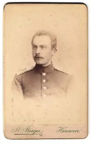 Fotografie B. Berger, Hannover, Schillerstrasse 34a, Einjährig-Freiwilliger in Uniform des 74. Regiments