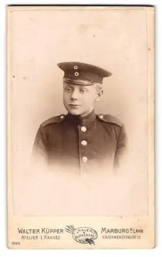 Fotografie Walter Küpper, Marburg a. Lahn, Kasernenstrasse 15, Junger Soldat in Uniform mit Schirmmütze