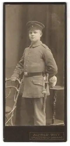 Fotografie Alfred Witt, Graudenz, Lindenstrasse 45, Junger Soldat des 23. Regiments in Uniform mit Bajonett und Portepee