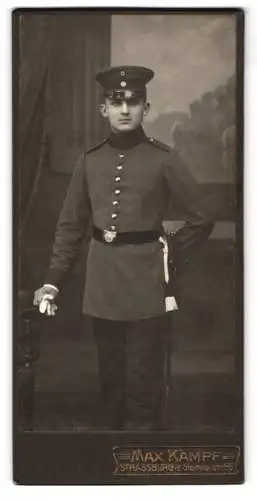 Fotografie Max Kämpf, Strassburg i. E., Steinwallstrasse 56, Junger Soldat in Uniform mit Bajonett und Portepee