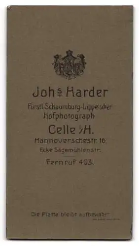 Fotografie Joh. Harder, Celle, Hannoverschestr. 16, Soldat des 77. Regiments in Uniform mit verschränkten Armen