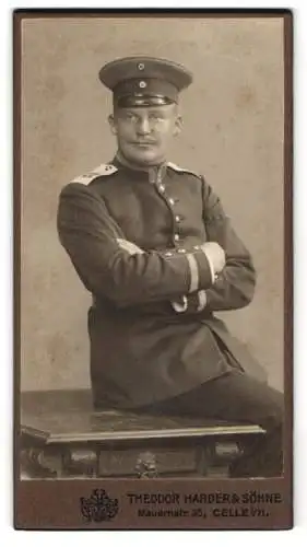 Fotografie Theodor Harder & Söhne, Celle i. H., Mauernstrasse 35, Uffz. des 77. Regiments in Uniform mit Schirmmütze