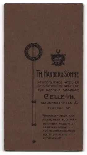 Fotografie Theodor Harder & Söhne, Celle i. H., Mauernstrasse 35, Uffz. des 77. Regiments in Uniform mit Schirmmütze
