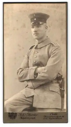 Fotografie Joh. Harder, Celle, Hannoverschestr. 16, Soldat des 77. Regiments in Uniform mit verschränkten Arm