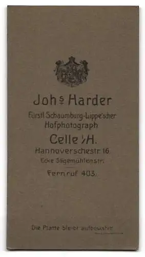 Fotografie Joh. Harder, Celle, Hannoverschestr. 16, Soldat des 77. Regiments in Uniform mit verschränkten Arm