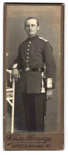 Fotografie Wilhelm Henning, Hameln, Bahnhofstrasse 40, Soldat des 164. Regiments in Uniform mit Bajonett und Portepee