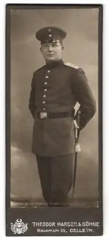 Fotografie Theodor Harder & Söhne, Celle i. H., Mauernstrasse, Einjährig-Freiwilliger des 77. Regiments in Uniform