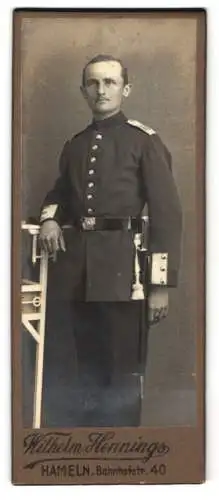 Fotografie Wilhelm Henning, Hameln, Bahnhofstrasse 40, Soldat des 164. Regiments in Uniform mit Bajonett und P