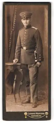 Fotografie Ludwig Mertens, Rendsburg, Soldat des 85. Regiments in Uniform mit Bajonett, Portepee und Schirmmütze