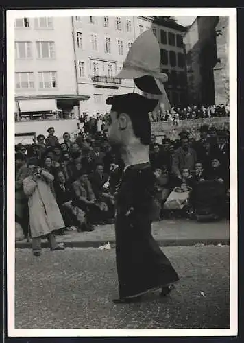 Foto-AK Basel, Fasnacht 1954, Kostümierter wird fotografiert