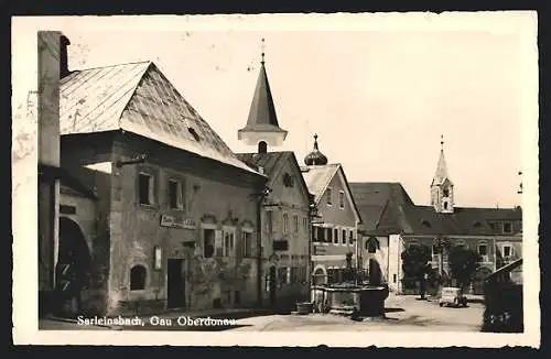 AK Sarleinsbach /Gau Oberdonau, Strassenpartie mit Gasthaus und Brunnen