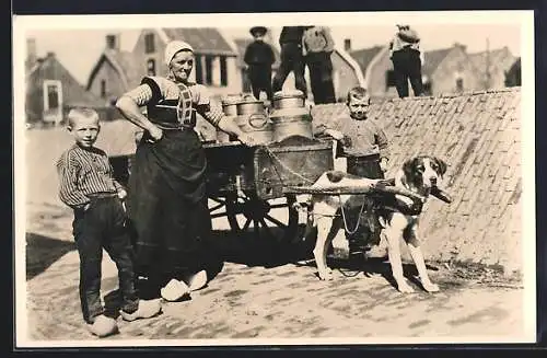 AK Bunschoten-Spakenburg, Milchverkäuferin mit Hundegespann