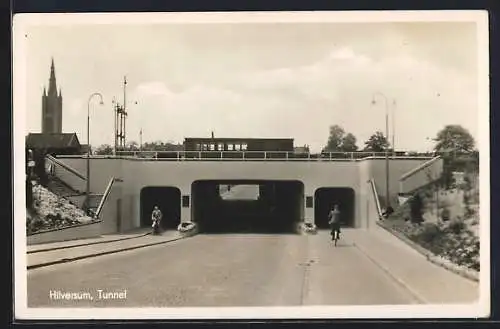 AK Hilversum, Strassenpartie mit Tunnel