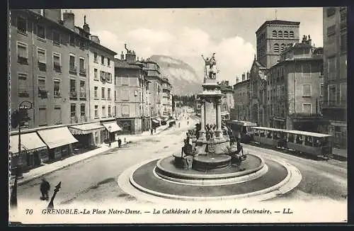 AK Grenoble, la place Notre-Dame, la cathédrale et le monument du centenaire, Strassenbahn