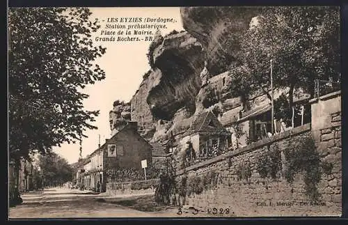 AK Les Eyzies, Station prehistorique, Place de la Mairie, Grands Rochers