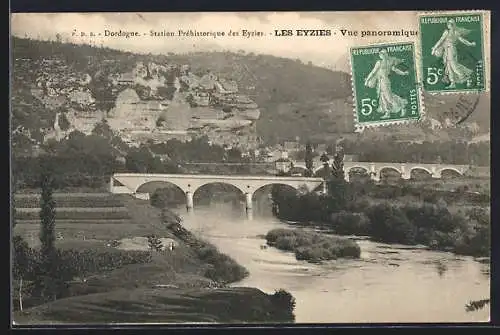 AK Les Eyzies, Vue panoramique de la station préhistorique et du pont sur la rivière Dordogne