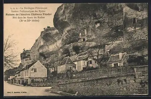 AK Les Eyzies, Ruines de l`Ancien Chateau Feodal bati dans les flancs du Rocher