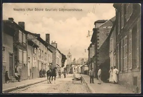 AK Vouziers, Coblenzerstrasse mit Soldaten, Rue Désiré Geulliot