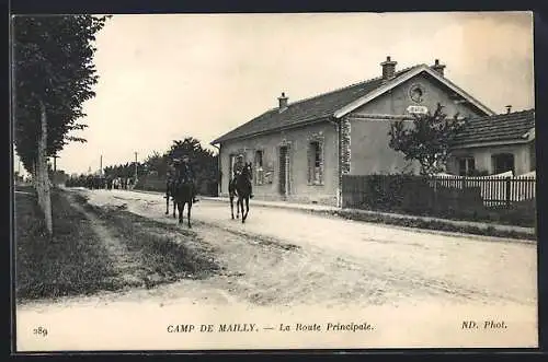 AK Mailly-le-Camp, la route principale, des militaires à cheval