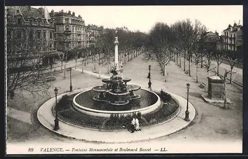 AK Valence, Fontaine Monumentale et Boulevard Bancel, deux personnes