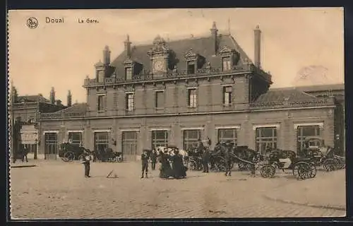 AK Douai, Pferdekutschen vor dem Bahnhof