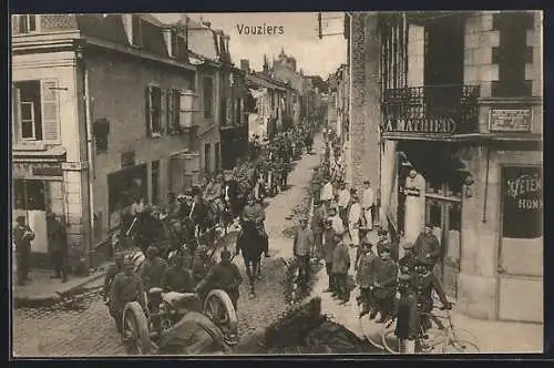 AK Vouziers, Soldaten ziehen durch den Ort