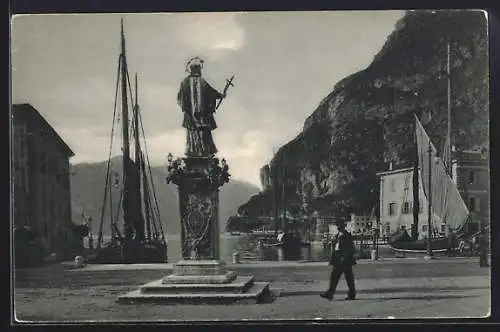 AK Riva, Hafenbild mit Denkmal am Gardasee