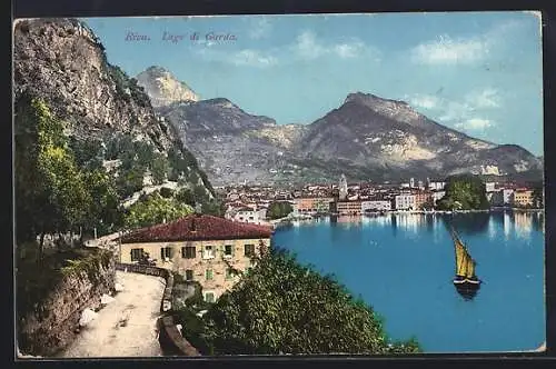 AK Riva / Lago di Garda, Totalansicht mit Berglandschaft