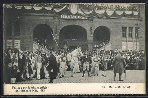 AK Hamburg, Jahrhundertfeier 1913, Festzug, Der erste Kosak vor einem Restaurant