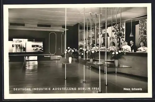 AK Berlin, Deutsche Industrie-Ausstellung 1956, Haus Schweiz, Innenansicht