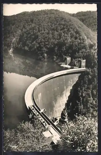 AK Marèges, Barrage et paysage forestier auvergnat