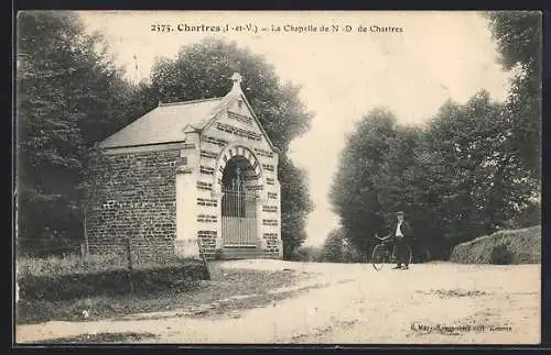 AK Chartres, La Chapelle de N.-D. de Chartres avec cycliste sur le chemin