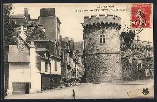 AK Vitré, Rue et Tour de La Bretagne avec charrette et passants