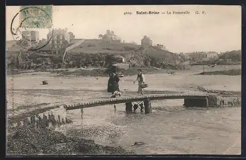 AK Saint-Briac, La Passerelle et la vue sur le village côtier