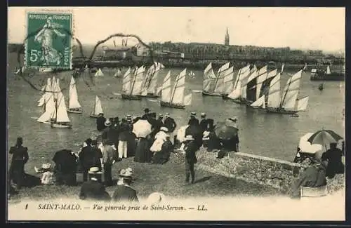 AK Saint-Malo, Vue générale prise de Saint-Servan avec voiliers et spectateurs