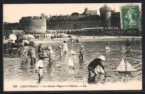 AK Saint-Malo, La Grande Plage et le Château avec enfants jouant dans l`eau