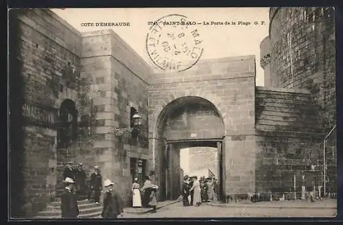 AK Saint-Malo, La Porte de la Plage et passants près des remparts